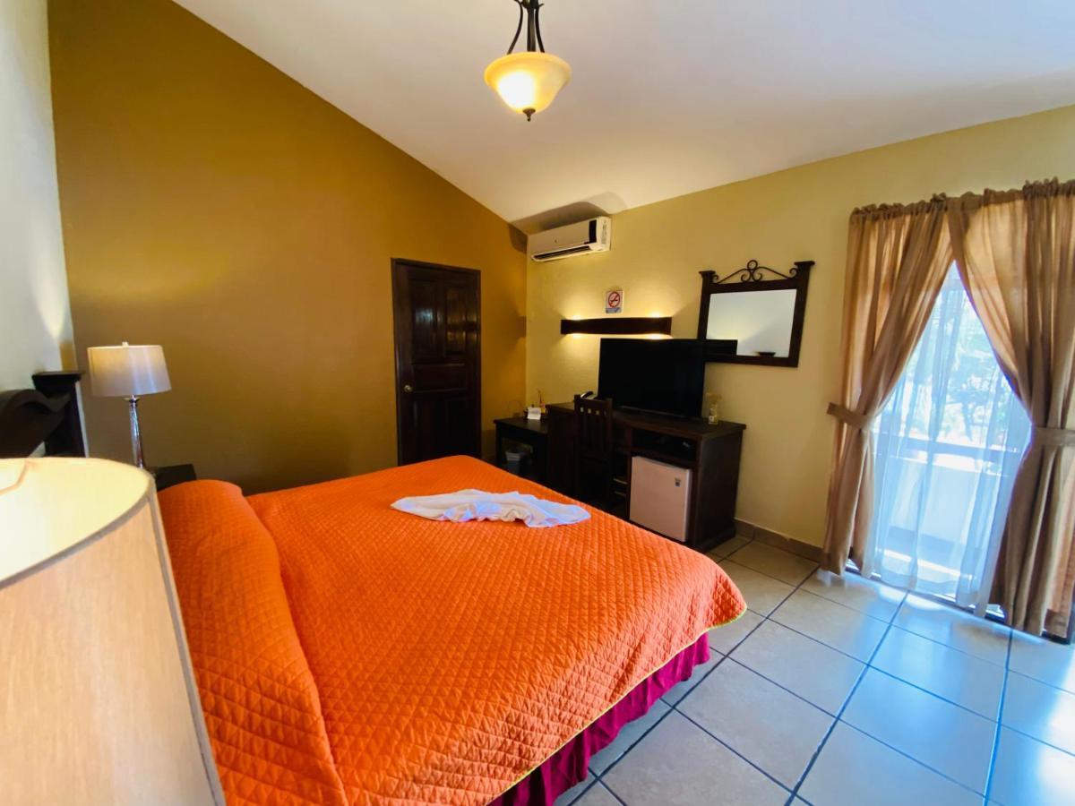 Hotel Puerto Libre Puerto Barrios Eksteriør billede