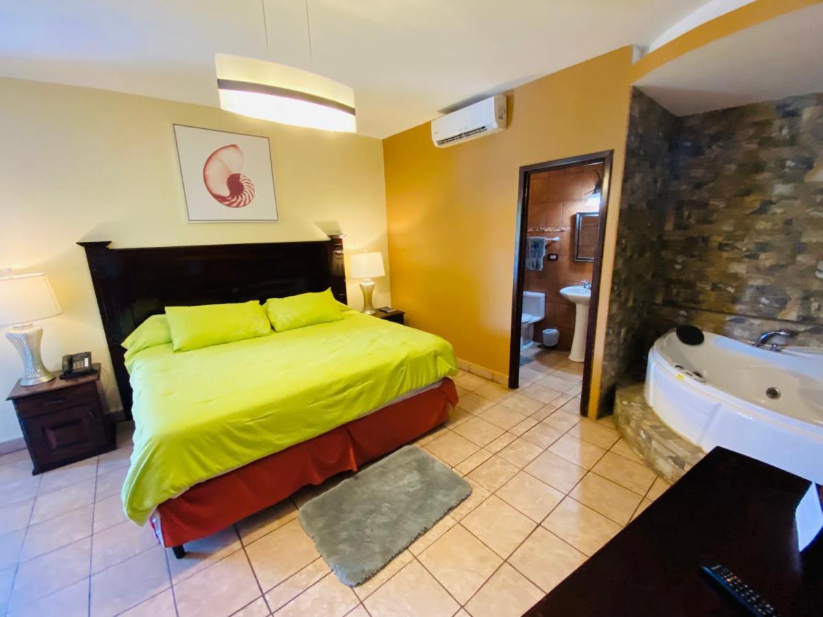 Hotel Puerto Libre Puerto Barrios Eksteriør billede