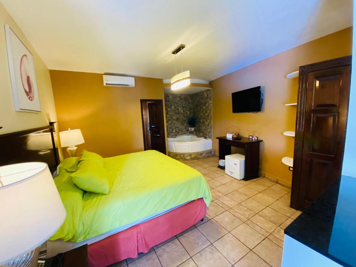 Hotel Puerto Libre Puerto Barrios Eksteriør billede
