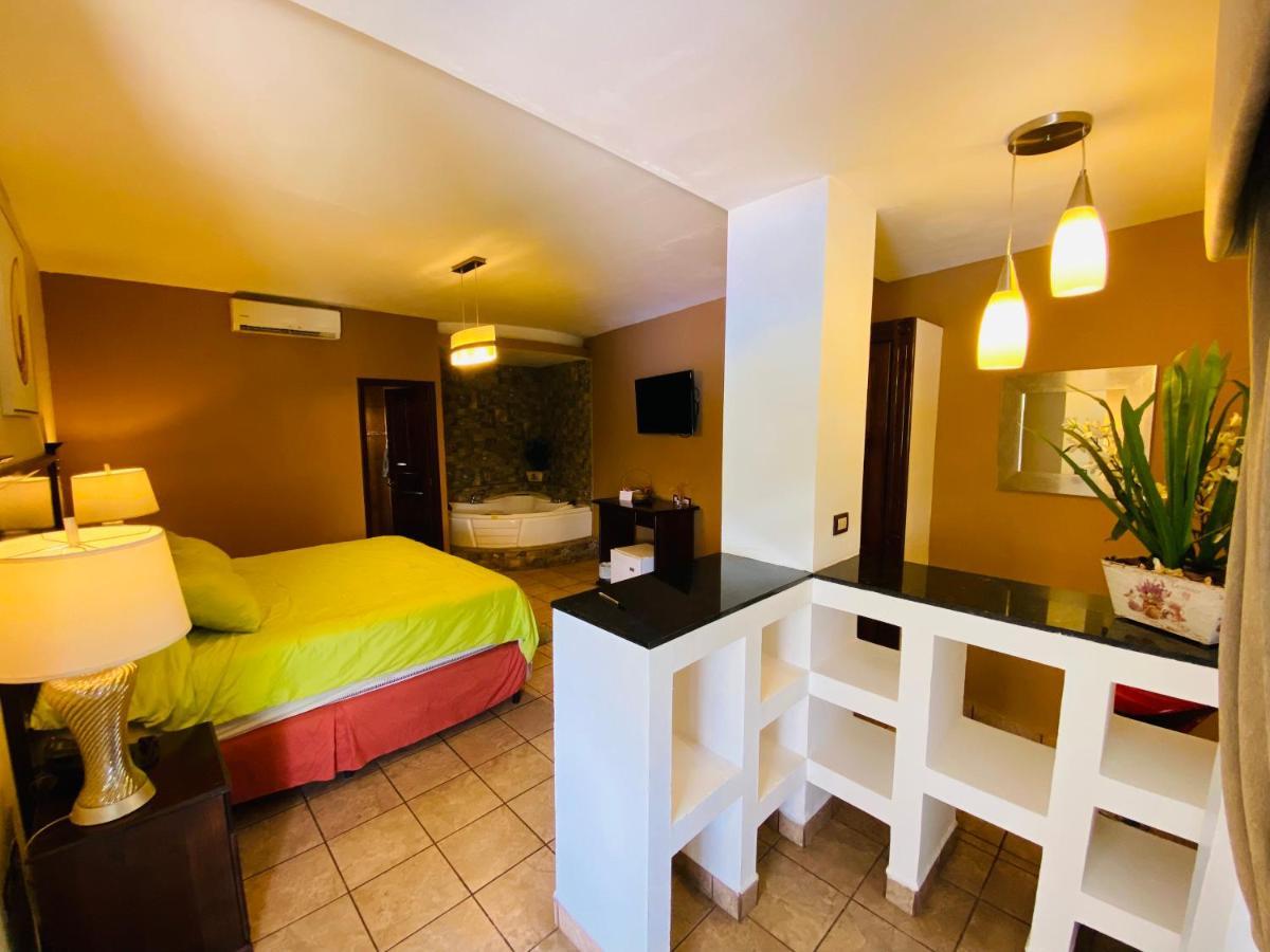 Hotel Puerto Libre Puerto Barrios Eksteriør billede