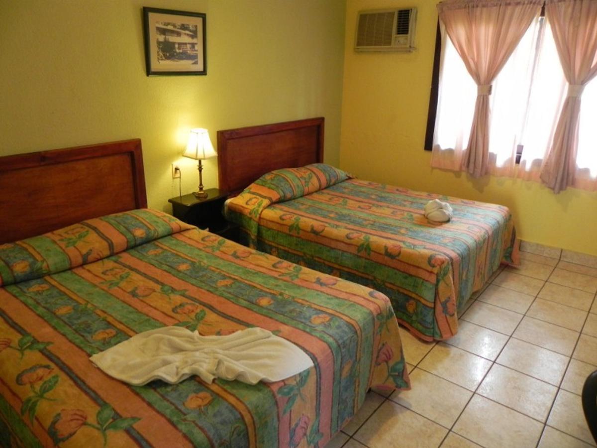 Hotel Puerto Libre Puerto Barrios Eksteriør billede