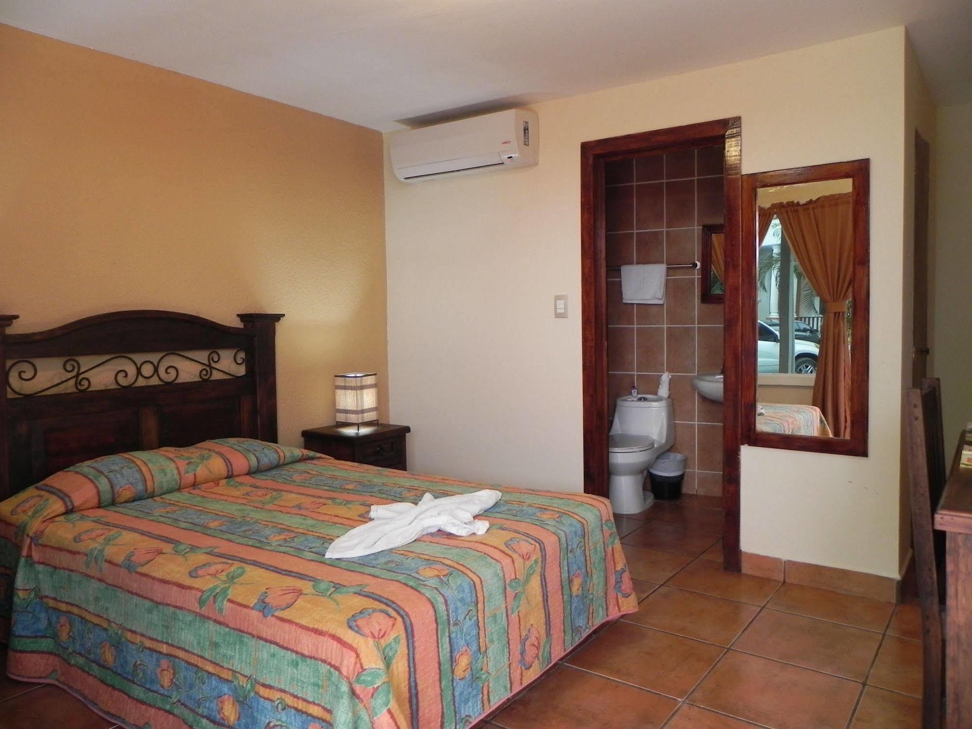 Hotel Puerto Libre Puerto Barrios Eksteriør billede