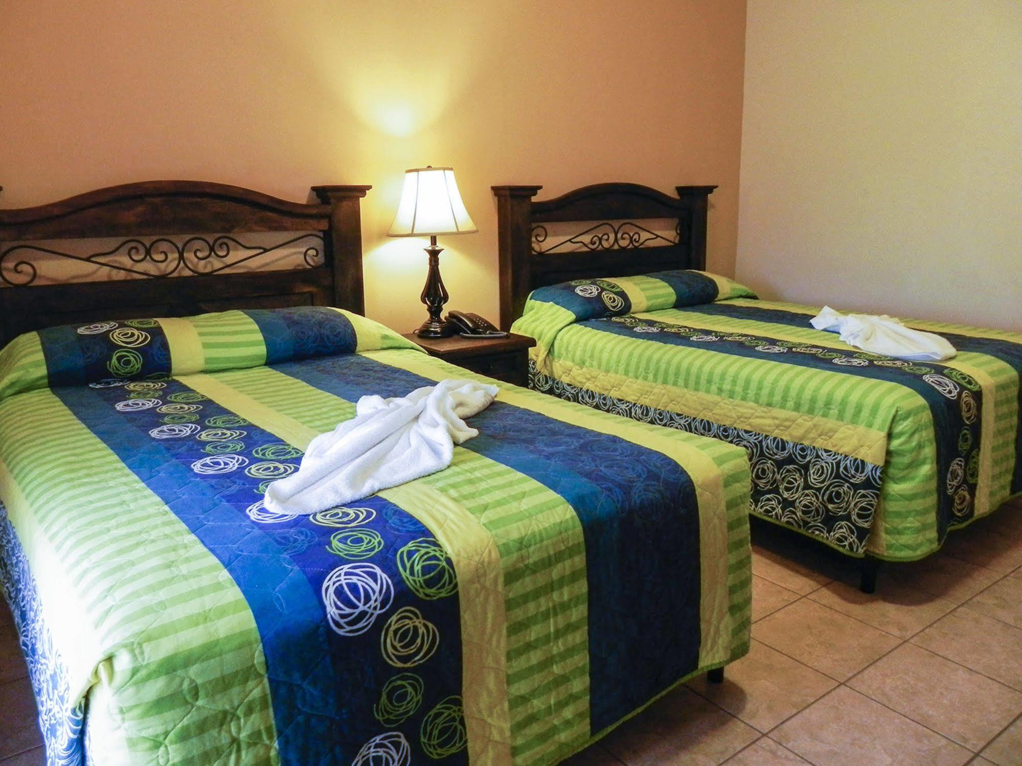 Hotel Puerto Libre Puerto Barrios Eksteriør billede